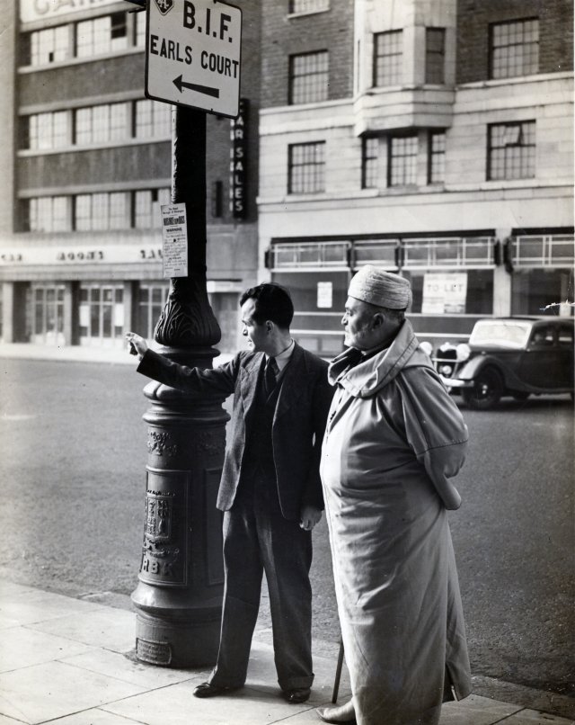 Ahmed Hajji et son fils Abdelkrim se dirigeant vers la Foire des Industries Britanniques à Londres en 1937