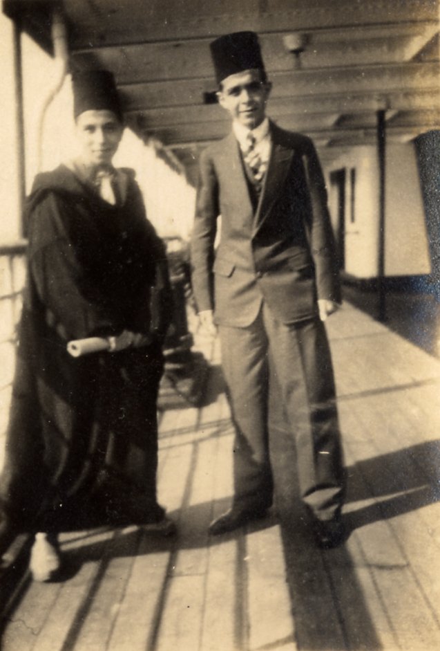 De g. à d.:Saïd et Abdelkrim Hajji en partance pour le Moyen Orient - Novembre 1930