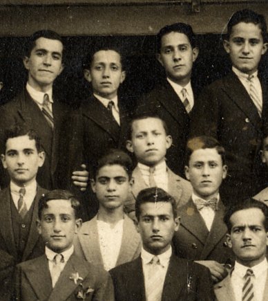 Photo prise en 1929 à l'Université Islamique de Naplouse. En haut, de droite à gauche: Mohammed El Khatib, Abdeslam Ahmed Benjelloun, A gauche en haut : Abdelmajid Hajji