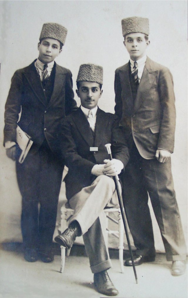 Mohammed Hajji entouré de ses frères Saïd à sa droite et Abdelkrim à sa gauche. Photo prise à Londres en 1929