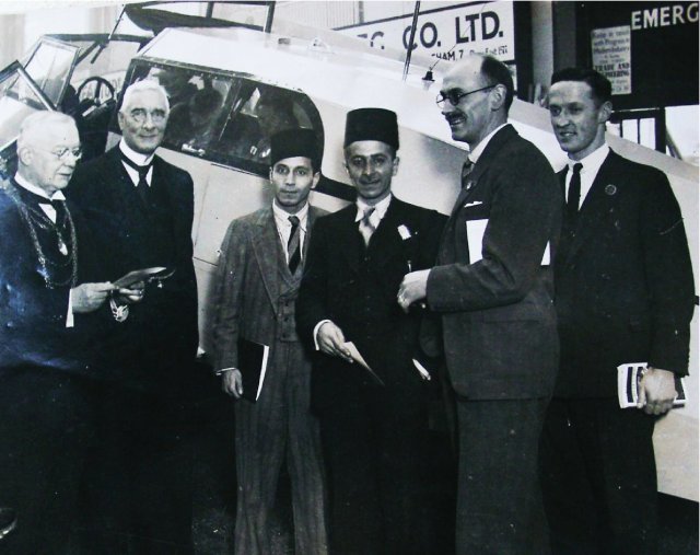 Mohammed et Saïd Hajji en visite aux différents pavillons de la B.I.F. en 1936