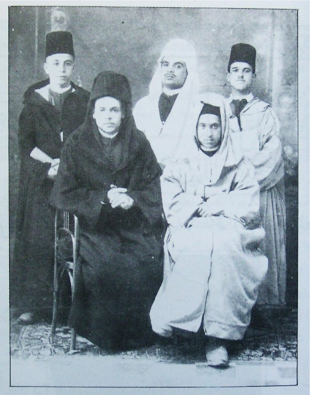 La Société Marocaine d'Editions - Assis de d. à g.: Hachmi Filali (en visite), Mohammed Chemao - Debout de d. à g.: Seddik ben Larbi, Mustafa Al Gharbi, Saïd Hajji, fondateur de la société Photo prise en 1927, année de création de la société