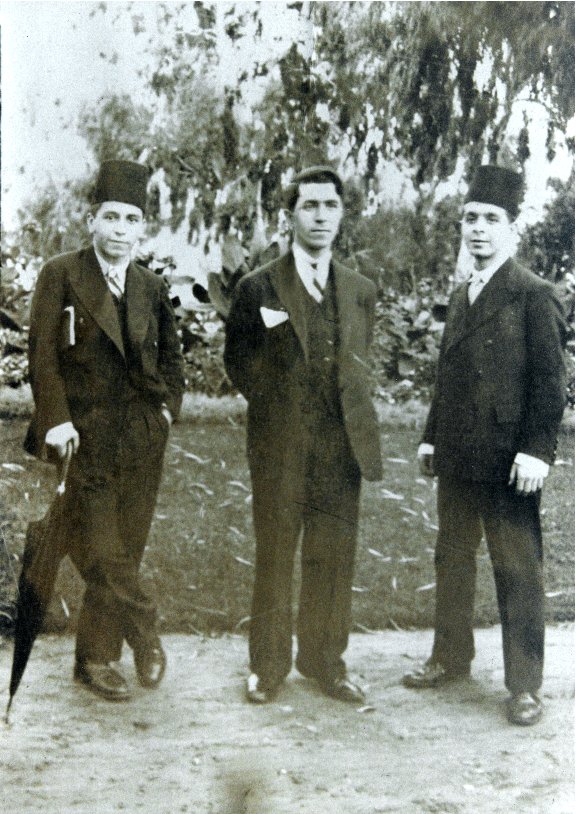 Les frères Hajji dans les jardins de Damas. De g. à d.: Saïd, Abdelmajid et Abdelkrim - 1932.