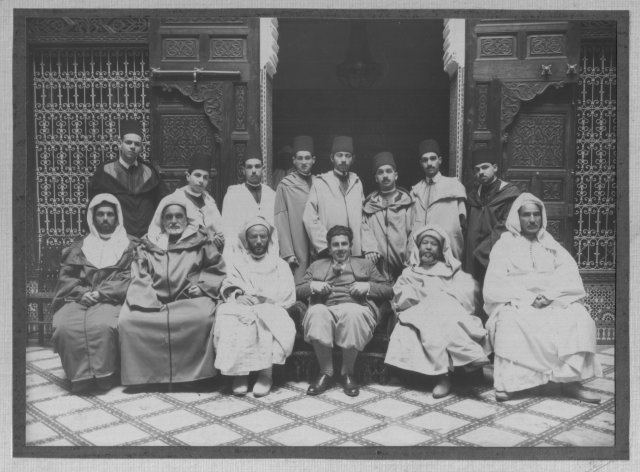Assis de droite à gauche: MM. Lemrini chez qui la rencontre a eu lieu; Abderrahmane Benzidane, historien et Mezouar des Alaouites; Younes Behri, Cheikh Abdellah Jirari; Zebdi, pacha de Rabat. Debout de droite à gauche: MM. Mrini; Mekki Aouad, ben Haj Ali Aouad; Abderrahman Hajji; Abdellatif Sbihi; Abdessalam Aouad; Driss Aouad; Said Hajji; Mohammed Chemaou. Photo prise en 1931 à Dar Lemrini.