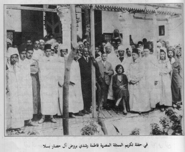 Réception organisée en 1932 par le Club littéraire de Salé au domicile de Mohammed Hassar en l'honneur de la troupe théâtrale égyptienne conduite par la fameuse actrice Fatema Rochdi qu'on voit assise au milieu de la photo avec à sa gauche le frère de Saïd, Mohammed Hajji.