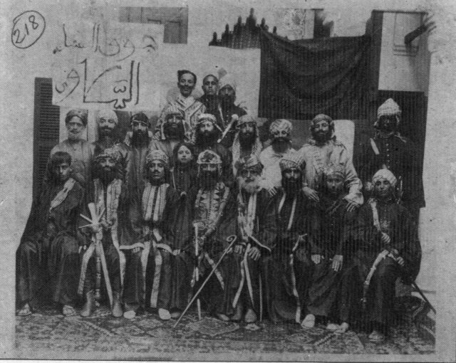 La troupe théâtrale de Salé qui a joué la pièce "Haroun Al Rachid et les Baramikes" en 1927 et 1928. On reconnaît assis à la seconde place à partir de la gauche de la photo: Abdelkrim Hajji avec à sa gauche Abderrahman Aouad.