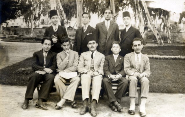 Les frères Hajji debout de g. à d.: Saïd, Abdelmajid et tout-à-fait à d. Abdelkrim en compagnie de certains de leurs condisciples et de l'un de leurs professeurs - Damas 1932
