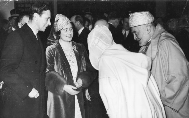 Georges VI et la Reine Elisabeth s'entretenant avec Ahmed et Abdelkrim Hajji - 1939