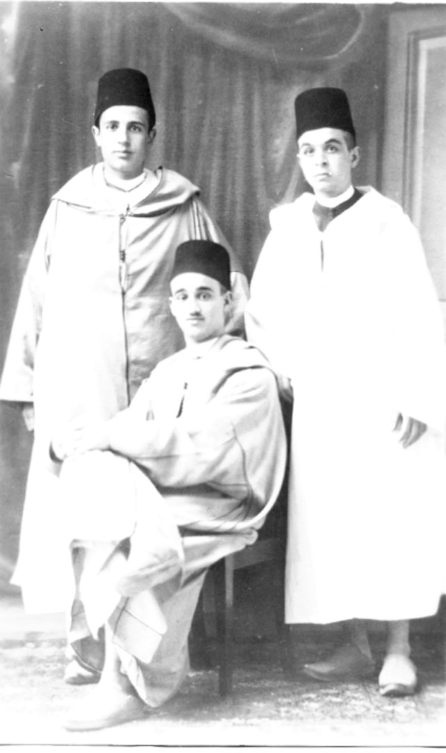 Parmi les membres actifs du Club littéraire de Salé, de gauche à droite: Mohammed Hassar, Omar Aouad (assis), Abdelkrim Hajji