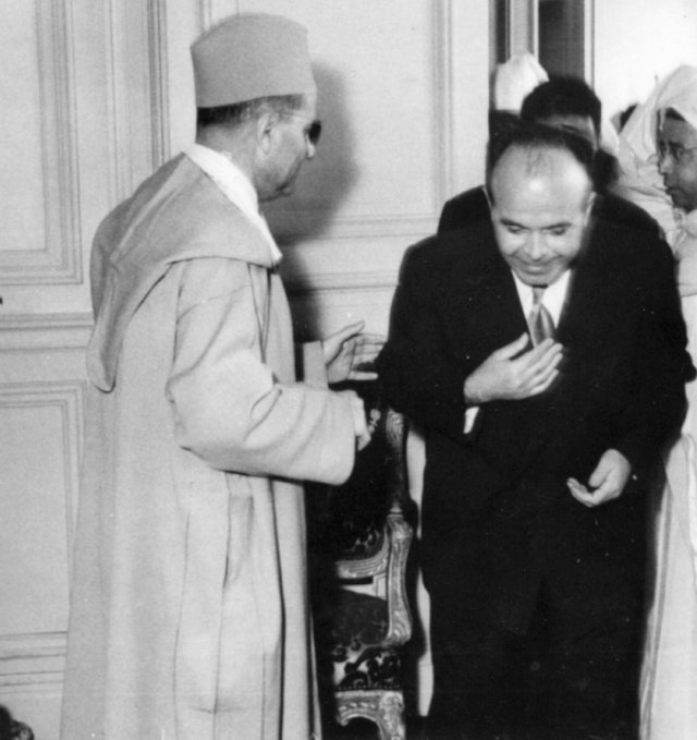 Sa Majesté Mohammed V recevant Abdelkrim Hajji avec les membres de la délégation de Salé