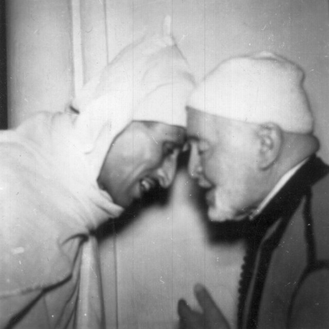 Ahmed Hajji accueillant Mbarek Bekkaï au moment où celui-ci était appelé à faire partie du Conseil du Trône - 1955